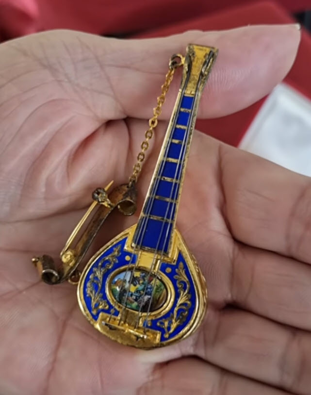 Exponat des Monats Juni – „Reuge Guitar brooch“